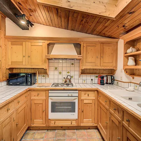 Apartment Les Nantillons, Alpes Agency, Central Chamonix, Sleeps 6-8 Apartment *