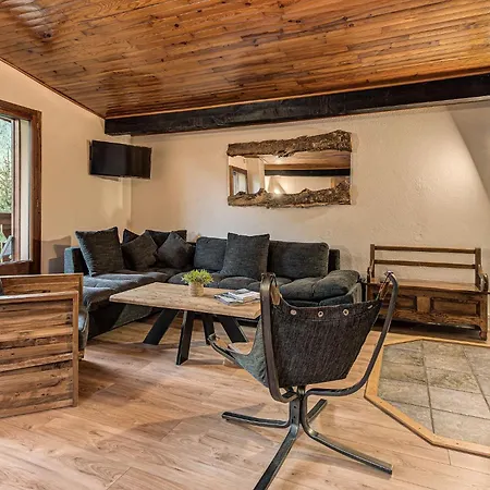 Apartment Les Nantillons, Alpes Agency, Central Chamonix, Sleeps 6-8 Apartment Chamonix