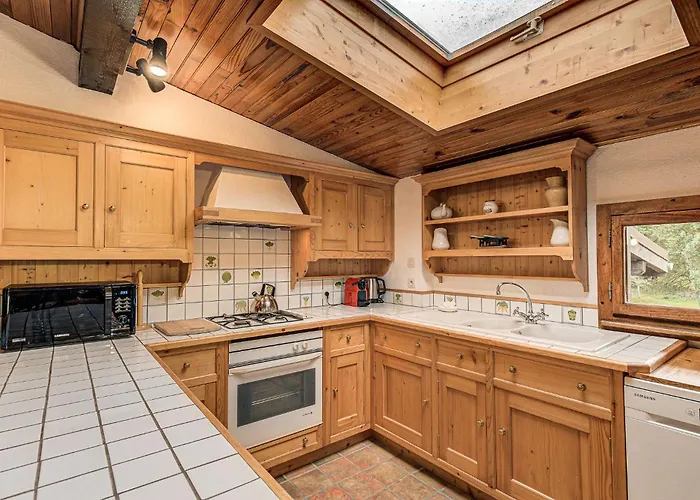 Apartment Les Nantillons, Alpes Agency, Central Chamonix, Sleeps 6-8 * Chamonix